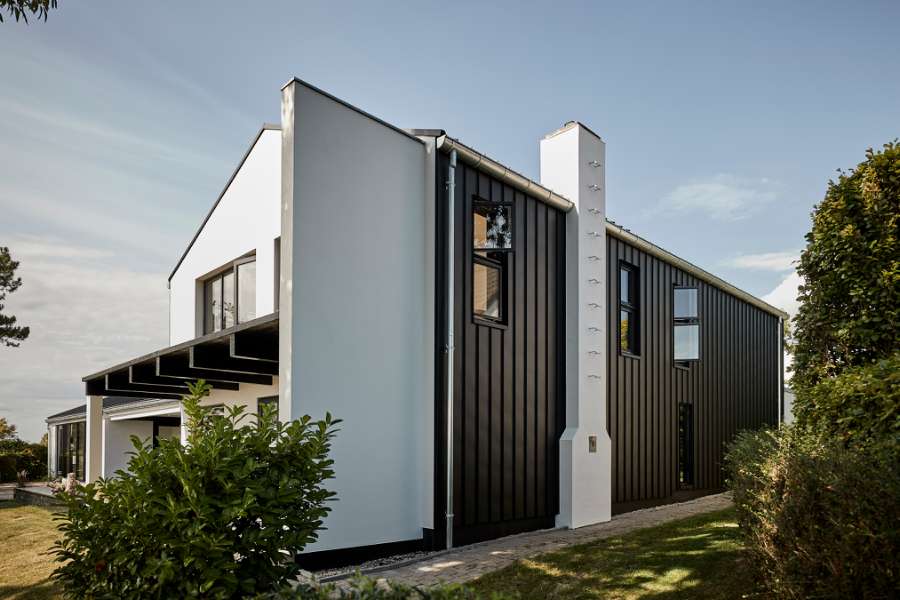 A very fine roof and façade solution on Funen, Strandvej 54B, Ballen, 5762 Vester Skerninge